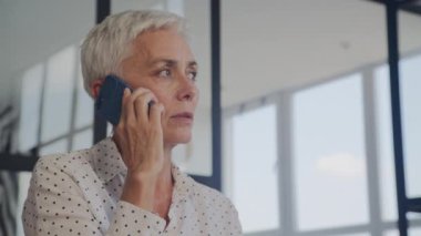 Kıdemli Kadın Telefon Görüşmesi Ofiste