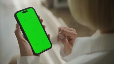 Chroma Key Akıllı Telefon Evinde Yürüyen Kadın Yeşil Ekran Akıllı Telefona Omuzdan Bakan Tanımlanamaz Kadın