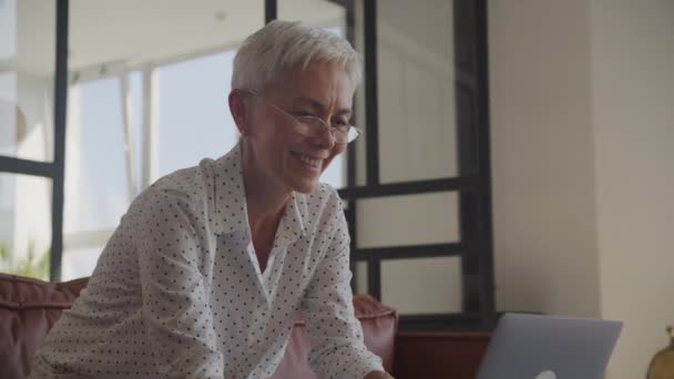 Uśmiechnięta Dojrzała Kobieta Pracuje Laptopie Biurze — Wideo stockowe