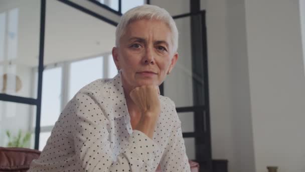 Ältere Frau Sieht Kamera Nahaufnahme Porträt Drinnen — Stockvideo