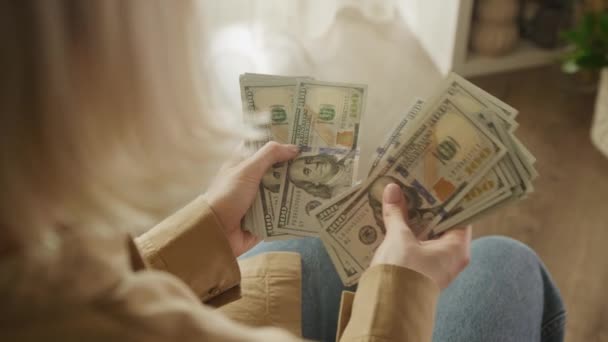 Mujer Irreconocible Contando Dinero Efectivo Sobre Vista Del Hombro — Vídeos de Stock