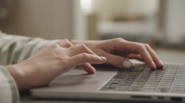 İçerideki Laptop Dokunmatik Defterinde Kadın Kolları Kaydırma