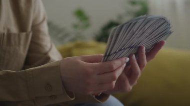 100 Dolarlık Para Yığını Kadın Silahlarıyla Kapatın