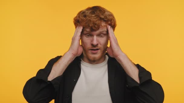 Cara Estressado Fundo Amarelo Ginger Man Perturbado Desespero — Vídeo de Stock
