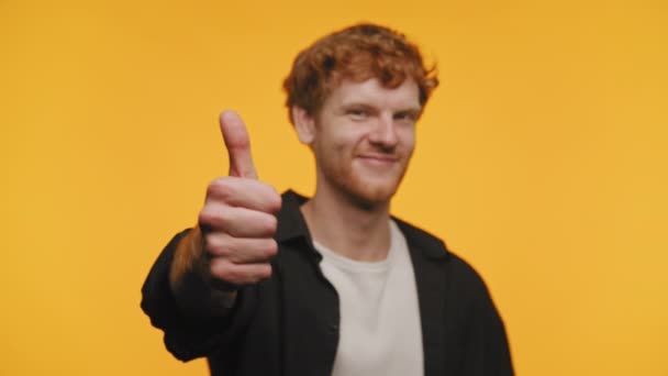 Ginger Man Wyświetla Kciuk Górę Żółtym Tle — Wideo stockowe