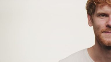 Beyaz Arkaplanda Kopyalama Boşluğu Olan Yarım Yüzlü Kızıl Adam