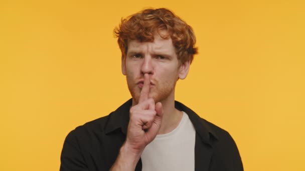 Red Hair Guy Εμφάνιση Shhh Σιωπή Χειρονομίες Κίτρινο Φόντο — Αρχείο Βίντεο