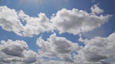 Zaman Çizelgesi Kümülüs Bulutları Yaz Mavi Gökyüzü Bulutu 'nda Şekil Veriyor