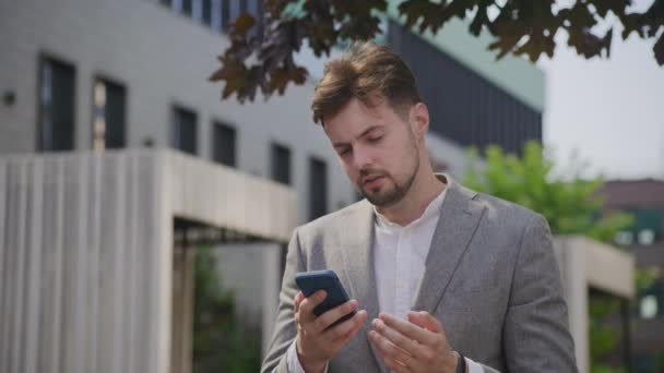 Empreendedor Triste Lendo Más Notícias Smartphone Livre — Vídeo de Stock