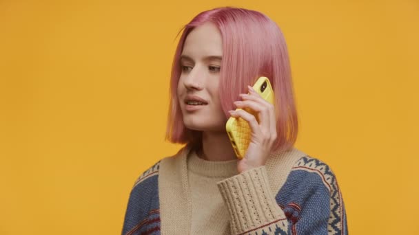 Telepon Perempuan Rambut Merah Muda Percakapan Latar Belakang Kuning — Stok Video