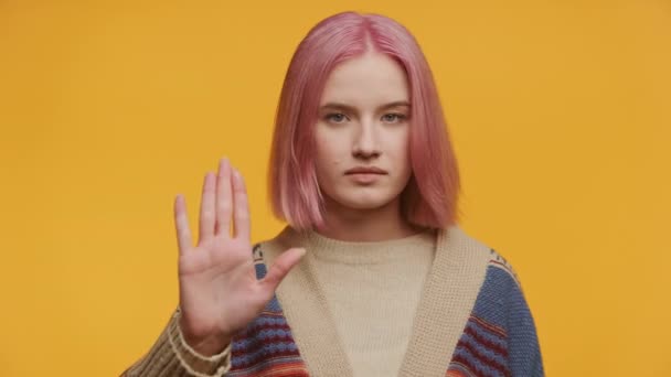 Woman Raising Hand Megjelenítése Stop Sign Gesture Yellow Háttér — Stock videók