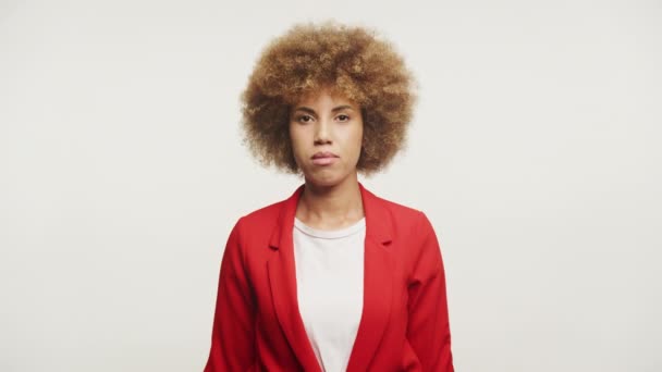 Portrait Une Jeune Femme Réfléchissante Aux Cheveux Afro Regardant Vers — Video