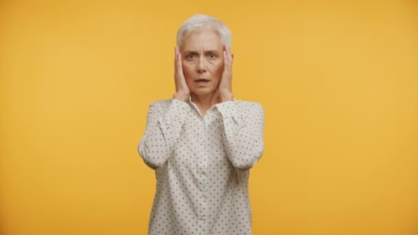 Starší Žena Krátkými Šedými Vlasy Rukama Tvářích Očima Dokořán Otevřenýma — Stock video