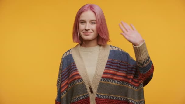 Усміхнений Підліток Рожевим Волоссям Хвилею Одягнений Барвистий Язаний Светр Над — стокове відео