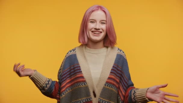 Возбужденная Молодая Девушка Розовыми Волосами Брекетами Сжимает Руки Предвкушении Одетая — стоковое видео