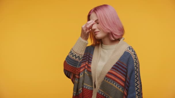 Wanita Muda Stres Dengan Rambut Merah Muda Mencubit Jembatan Hidungnya — Stok Video