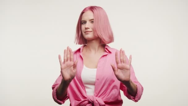 彼女の手で停止サインを示すピンクの髪の若い女性 境界を伝えるか 白い背景で拒否 — ストック動画