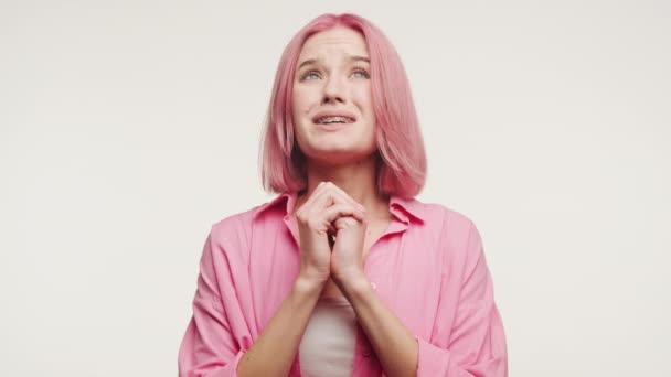 Optimistisk Ung Kvinna Med Rosa Hår Tittar Upp Med Ett — Stockvideo