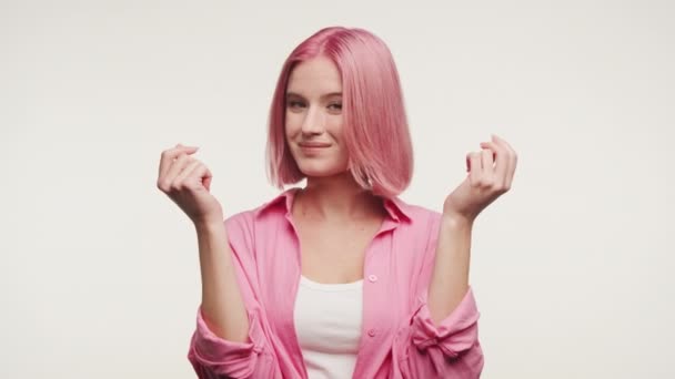 Молодая Женщина Розовыми Волосами Улыбается Скрещивает Пальцы Удачу Светлом Фоне — стоковое видео