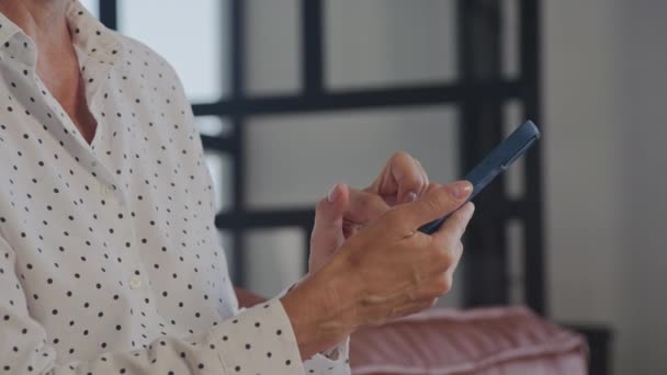 Close Sênior Mãos Mulheres Usando Smartphone Interior Elegante — Vídeo de Stock
