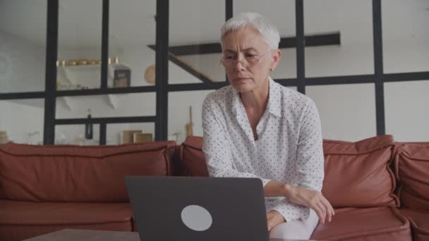 Starsza Kobieta Skupiona Pracy Laptopie Uważna Starsza Kobieta Okularach Koncentrująca — Wideo stockowe