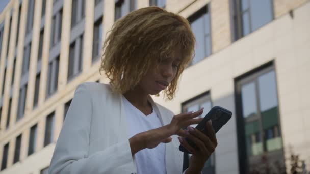 Zakenvrouw Smartphone Gebruiken Urban Setting Jonge Professionele Vrouw Met Krullend — Stockvideo