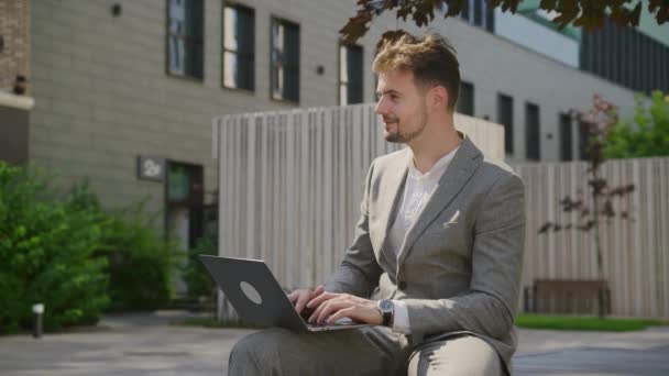 Jovem Empreendedor Trabalhando Laptop Livre Concentrado Profissional Masculino Trajes Casuais — Vídeo de Stock