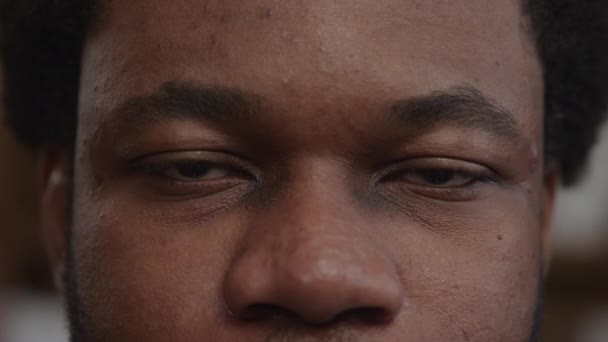 Närbild Porträtt Man Ögon Fånga Uttryck Och Detaljer Ung Afroamerikaner — Stockvideo