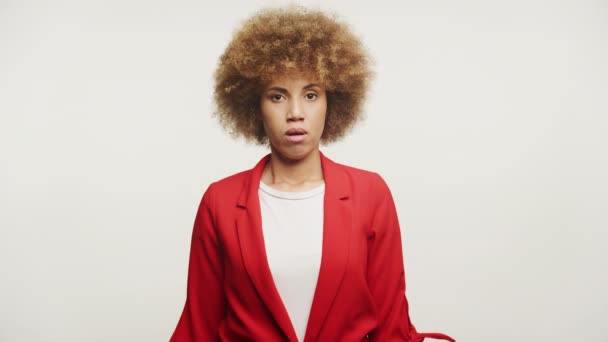 Empresária Afro Americana Exausta Blazer Vermelho Mostrando Sinais Estresse Com — Vídeo de Stock