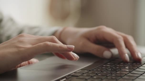 Детальний Знімок Жіночих Рук Доглянутими Цвяхами Друкуються Сучасній Клавіатурі Ноутбука — стокове відео