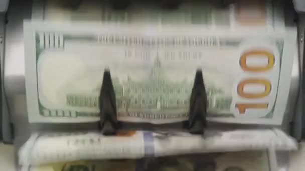 Bewegungsunschärfeeffekt Von Hundert Dollar Scheinen Die Einer Geldzählmaschine Gezählt Werden — Stockvideo