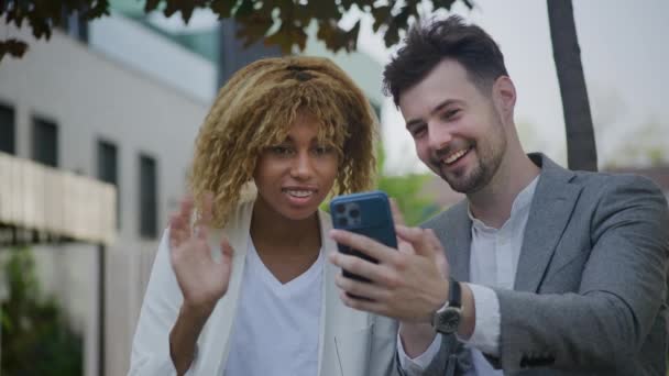 一个女人和一个男人在城市花园的智能手机上分享着快乐的时光 — 图库视频影像
