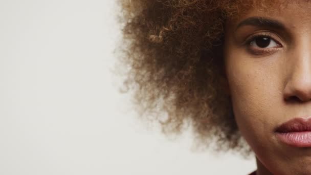Портрет Половину Лица Созерцательным Выражением Лица Женщины Естественной Текстурой Волос — стоковое видео