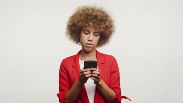 Uma Mulher Blazer Vermelho Focado Seu Smartphone Simbolizando Mobilidade Trabalho — Vídeo de Stock