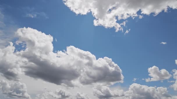 Φουντωτά Πυκνά Σύννεφα Σκορπισμένα Ένα Φωτεινό Γαλάζιο Ουρανό — Αρχείο Βίντεο