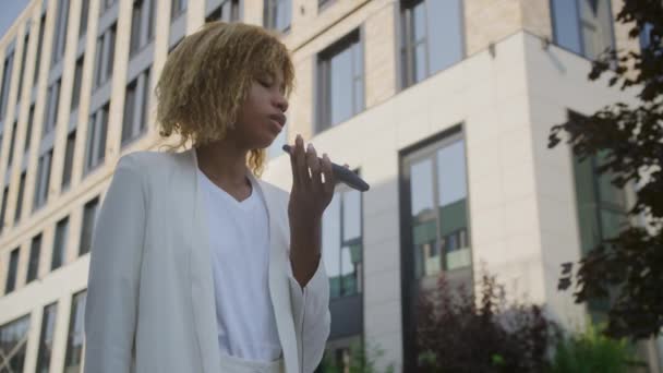Şehir Ortamında Telefonunda Ses Asistanı Kullanan Profesyonel Bir Kadın — Stok video