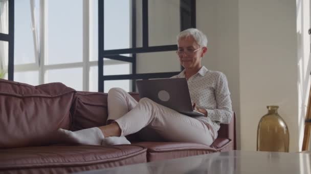 Ältere Frau Freizeitkleidung Genießt Freizeit Mit Ihrem Laptop Auf Einer — Stockvideo