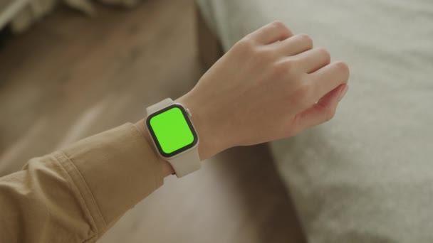 Nahaufnahme Einer Handgelenk Getragenen Smartwatch Mit Grünem Bildschirm Auf Dem — Stockvideo