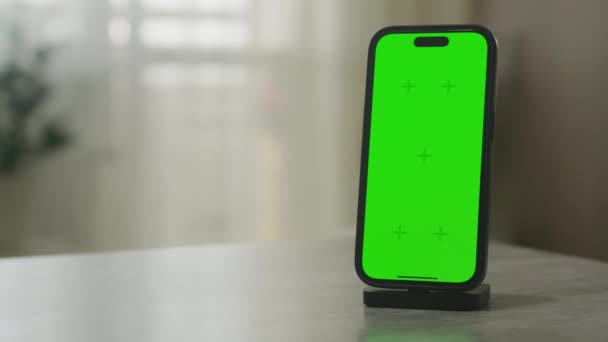Smartphone Στέκεται Όρθια Μια Αποβάθρα Φόρτισης Μια Πράσινη Οθόνη Έτοιμη — Αρχείο Βίντεο