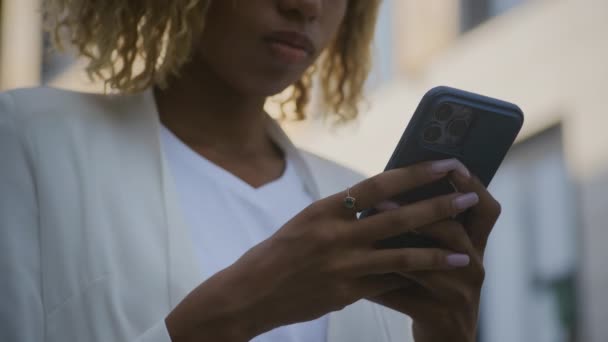 Primer Plano Una Mujer Joven Sosteniendo Teléfono Inteligente Centran Estilo — Vídeo de stock