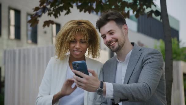 Zwei Junge Business Profis Lächeln Beim Gemeinsamen Videoanruf Freien Auf — Stockvideo