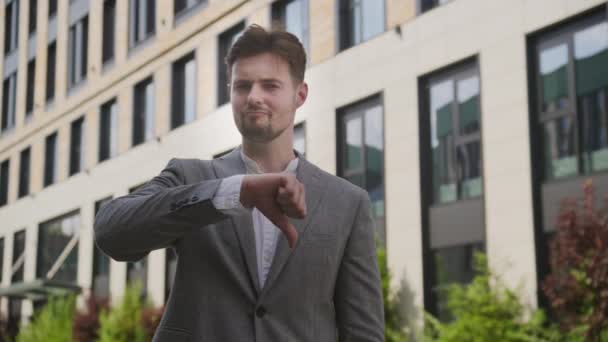Молодий Бізнесмен Відкритому Повітрі Робить Великі Пальці Вниз Жестом Висловлюючи — стокове відео