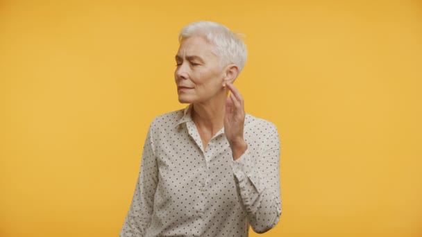 Dojrzała Kobieta Ręką Przy Uchu Uważnie Słuchająca Lub Słysząca Coś — Wideo stockowe