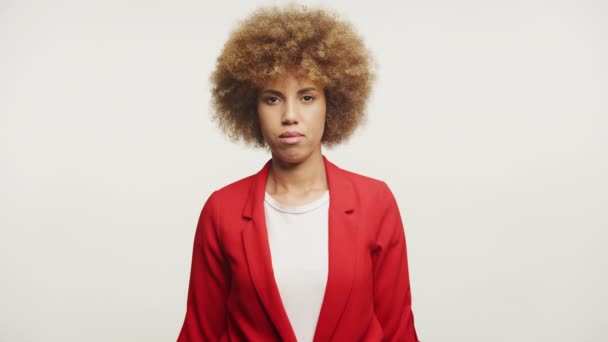 Lächelnde Frau Mit Afro Haaren Rotem Blazer Verschränkten Armen — Stockvideo