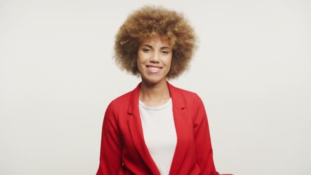 Jeune Femme Aux Cheveux Bouclés Donnant Signe Paix Portant Une — Video