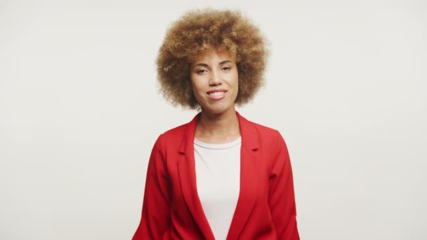 Pov Προσεγγίσιμη Νεαρή Γυναίκα Αφρό Μαλλιά Χαμογελώντας Κόκκινο Φόρεμα Των — Αρχείο Βίντεο