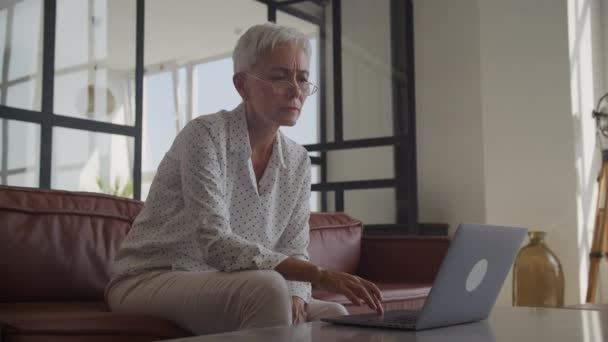 Reife Frau Mit Kurzen Weißen Haaren Mit Laptop Auf Einer — Stockvideo