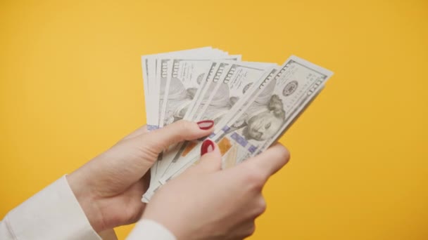Close Mãos Segurando Contando Notas Cem Dólares Dos Eua Contra — Vídeo de Stock