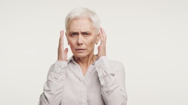 Dojrzała Kobieta Wykazująca Objawy Stresu Lub Bólu Głowy Białym Tle — Wideo stockowe