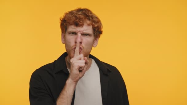 Jovem Sério Com Dedo Nos Lábios Pedindo Silêncio — Vídeo de Stock